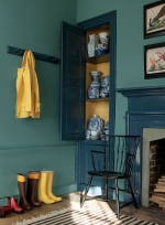 Wieszak, szafę wnękową i&nbsp;kominek zdobi odcień CW-575 everard blue, emalia Advance 794 marki Benjamin Moore