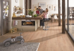 Dzięki bezpiecznemu połączeniu na klik pozostają stabilne w&nbsp;formie jak pierwszego dnia po ułożeniu: podłoga z&nbsp;długich desek laminowanych wygląda bardzo efektownie, Egger